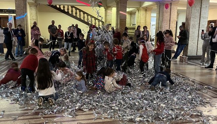 Малчуганите получиха лакомства и танцуваха с огромен мечок във фоайето