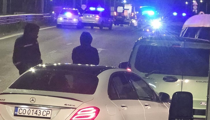 Движението в района е силно затруднено, на място има екипи на Спешна помощ и МВР Движението в района е силно затруднено, на място има екипи на Спешна помощ и МВР