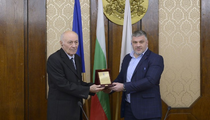 Бившият вратар на "Дунав" празнува 80 години с признание от Общината