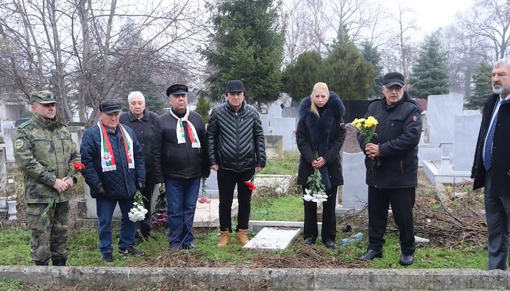 Областният управител Драгомир Драганов: Патриотизмът изисква характер и трябва да се доказва с действия всеки ден Областният управител Драгомир Драганов: Патриотизмът изисква характер и трябва да се доказва с действия всеки ден