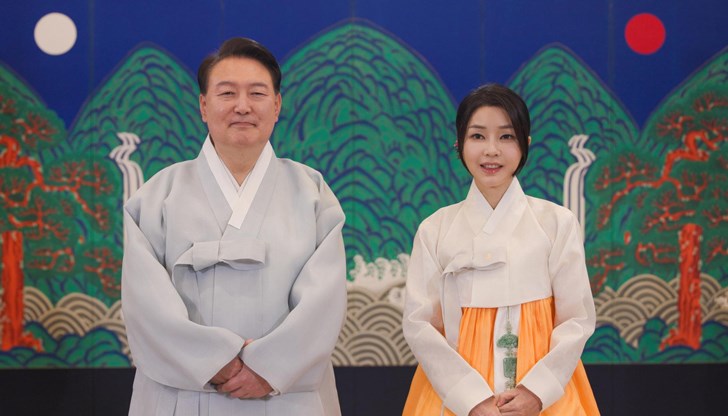 Ким Кьон-хи е обвинена в корупция и манипулации точно година след опита за военен преврат Ким Кьон-хи е обвинена в корупция и манипулации точно година след опита за военен преврат