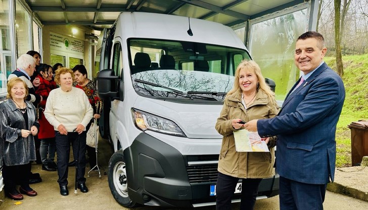 Заместник-кметът Димитър Недев връчи ключовете на две нови превозни средства с платформи за инвалидни колички