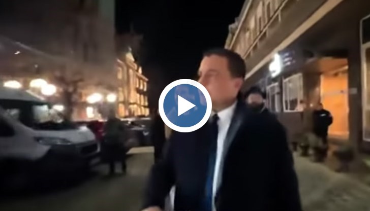 Граждани посрещнаха депутата от ИТН с възгласи "Усещате ли Пеевски"