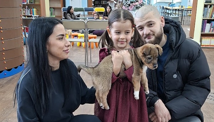 Младо семейство осинови кученцето, което бе част от изложбата в библиотеката