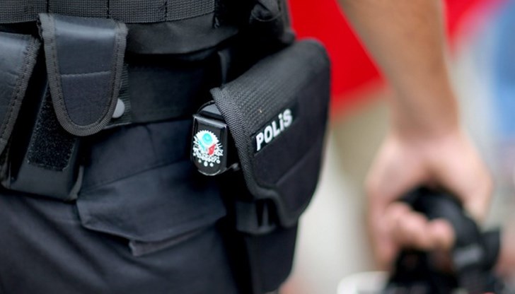 Нападателят е ликвидиран, а двама са арестувани след акцията в квартал "Чекмекьой" Нападателят е ликвидиран, а двама са арестувани след акцията в квартал "Чекмекьой"