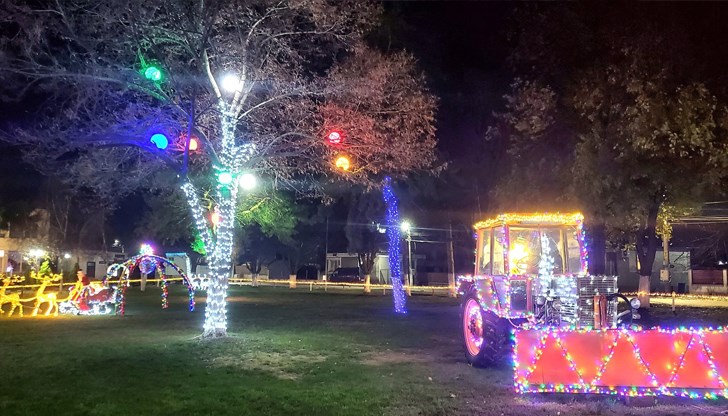 Богатата украса повдига настроението на жителите и гостите на селото Богатата украса повдига настроението на жителите и гостите на селото