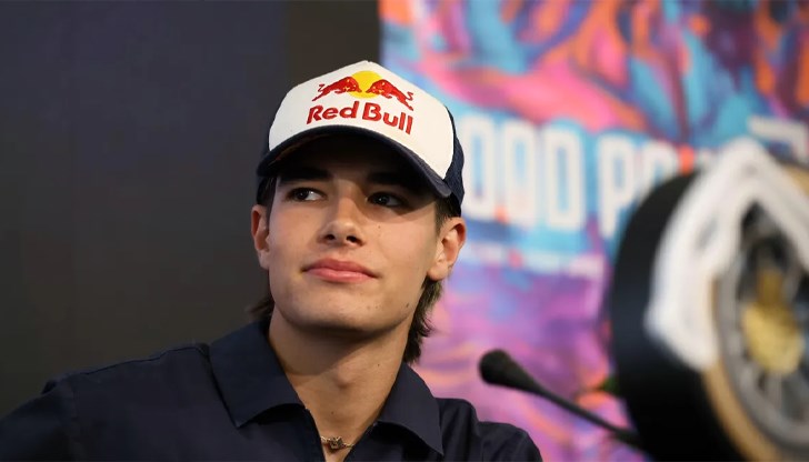 Българският пилот загуби първа редица за спринта след инцидент с Люк Браунинг Българският пилот загуби първа редица за спринта след инцидент с Люк Браунинг