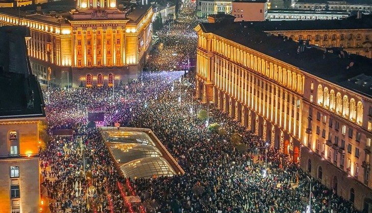 Протестиращите в София изпълниха химна и поискаха оставки Протестиращите в София изпълниха химна и поискаха оставки