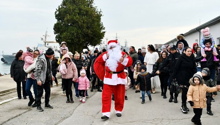 Празнично настроение и подаръци за 120 деца на военния пирс