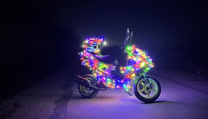 Празнично украсеното возило предизвика множество усмивки и одобрителни коментари