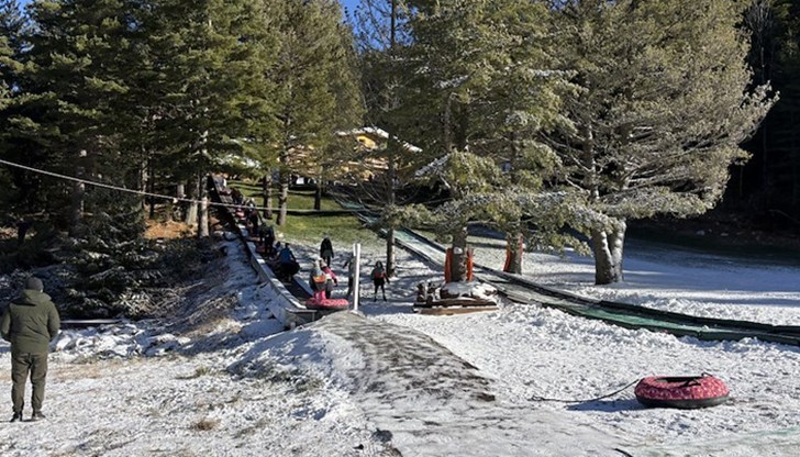 Комплексът се отоплява с еко пелети, а дневната карта за възрастен през седмицата струва 46 лева Комплексът се отоплява с еко пелети, а дневната карта за възрастен през седмицата струва 46 лева