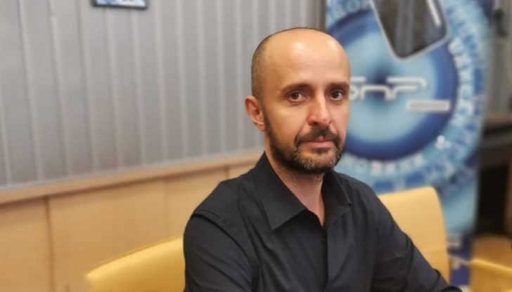 Режисьорът анализира безсрамието на политическата класа и енергията на поколението Джен Зи