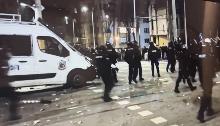 Жандармерията отблъсква тълпата по булевард "Дондуков" Жандармерията отблъсква тълпата по булевард "Дондуков"