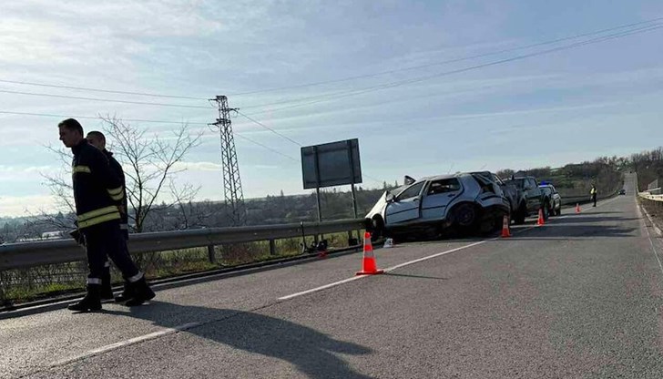 Лек автомобил се завъртя на пътя и се удари в пикап