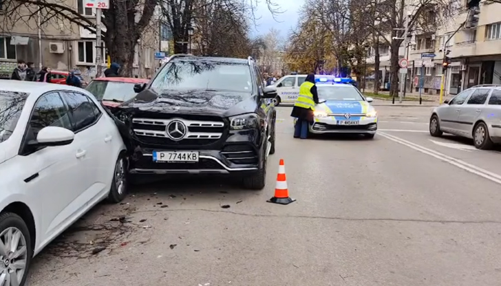 Жена с Мерцедес помете пешеходец и се заби в паркирани