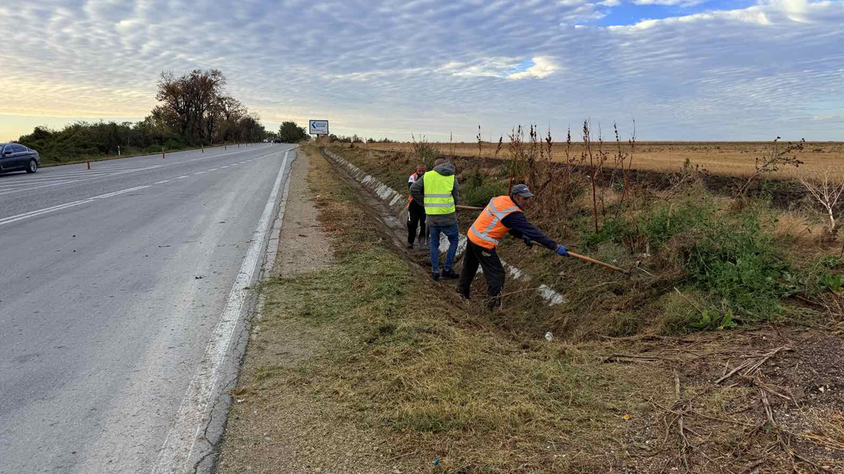 Към момента се почистват канавки и се изрязват храстиПродължава активната