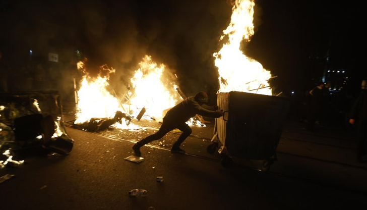 Обвиняемите са хвърляли камъни и пиротехника по полицаите на протеста