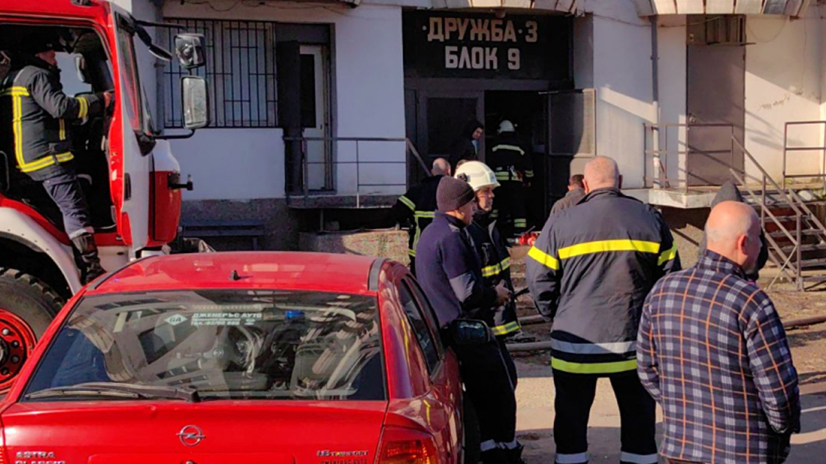 Огнеборец пострада при потушаването на пламъците в блок 9Възрастен мъж