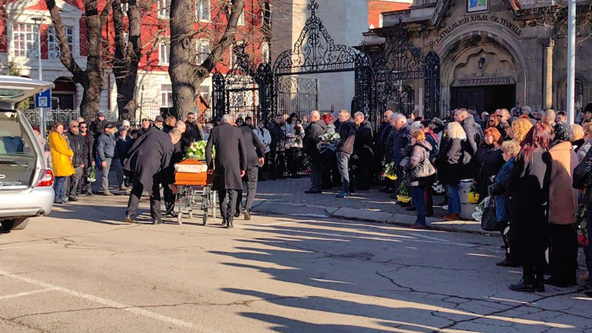 Стотици се стекоха в храм Света Троица, за да отдадат