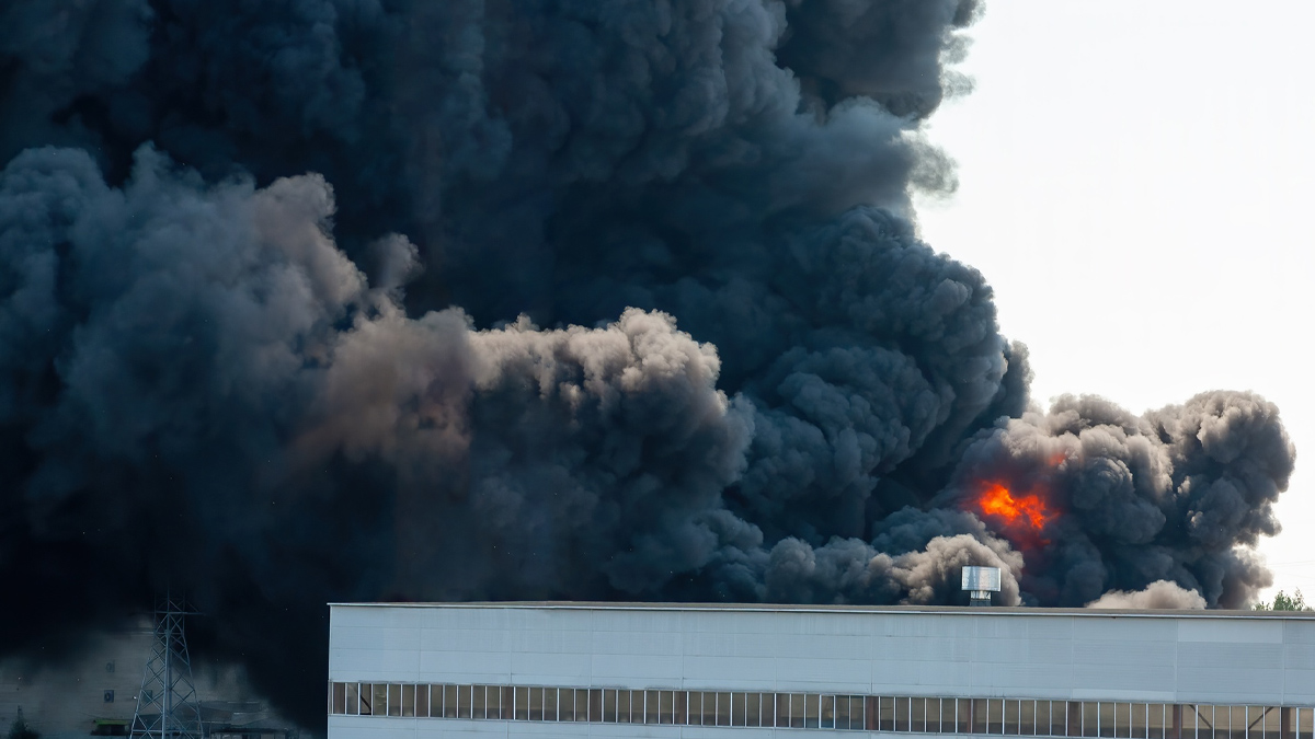 Властите предупредиха за токсичен дим и опасност от срутване горящ
