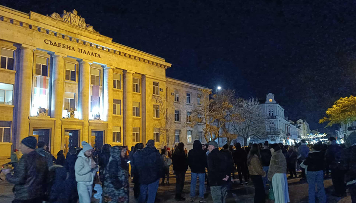 Недоволните граждани пяха химна и се заканиха да протестират всяка