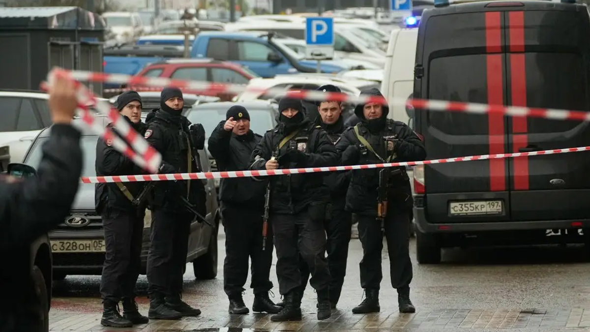 Загинал е и мъжът, който е задействал взривното устройствоТрима души