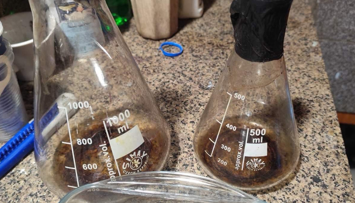 Полицията иззе течен и кристален метамфетамин от дома на осъждан