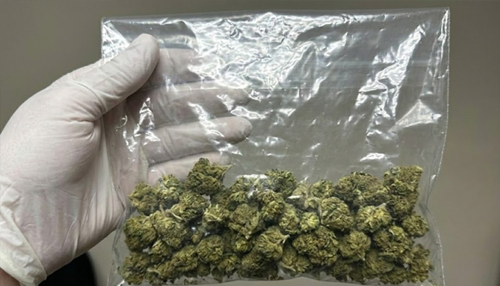 Полицията иззе 80 грама марихуана и три електронни везни от