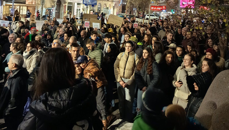 Хиляди недоволни граждани блокираха улици и поискаха оставкаНапрежението във Велико