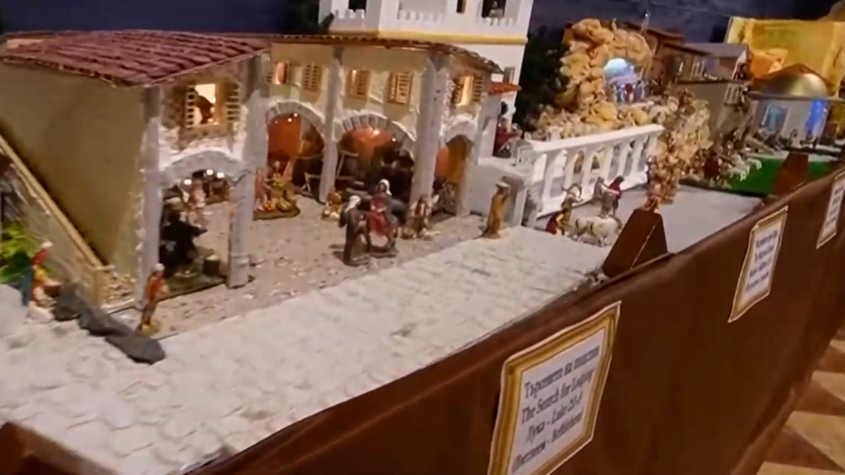 Католическата общност в града изработи ръчно макет с 12 библейски