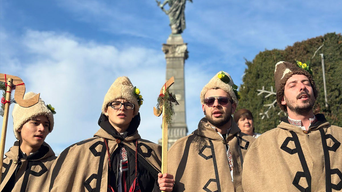 Самодейци от две читалища пресъздават стародавния обичай и черпят с