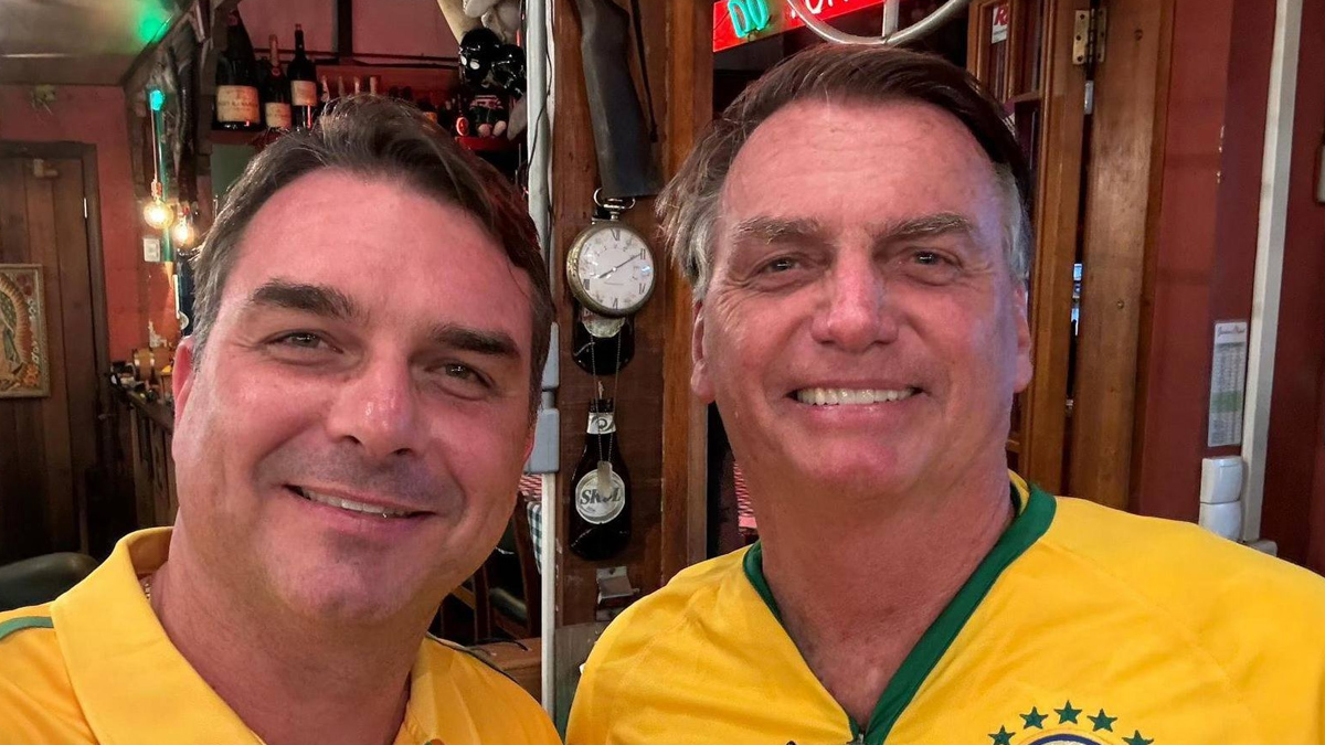 44-годишният сенатор Флавио Болсонаро прочете писмото на баща си пред