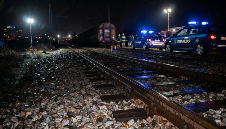 Инцидентът с бързия влак блокира движението по линията за над
