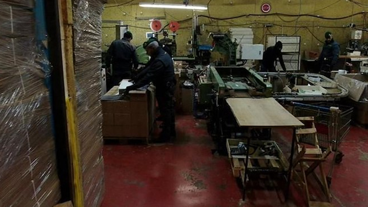 Финансовата гвардия конфискува 46 тона тютюневи изделия и оборудване за