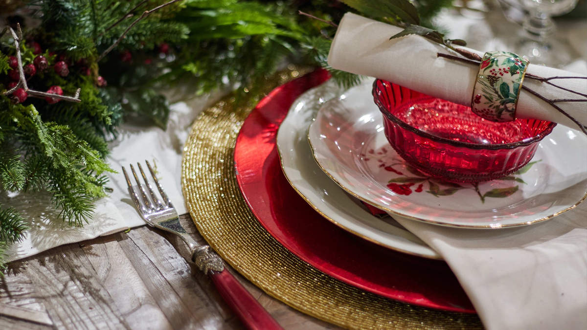 Докато Бъдни вечер е посветена на постните ястия и смирението,