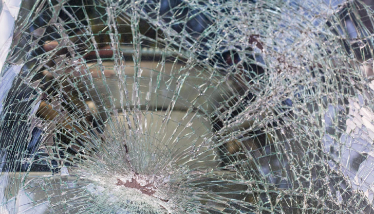 58-годишна жена оцеля с леки наранявания след удар извън пътното