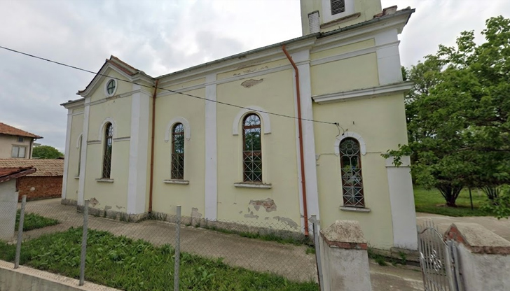 Влага и студ рушат 150-годишната църква, организират благотворителен концерт тази