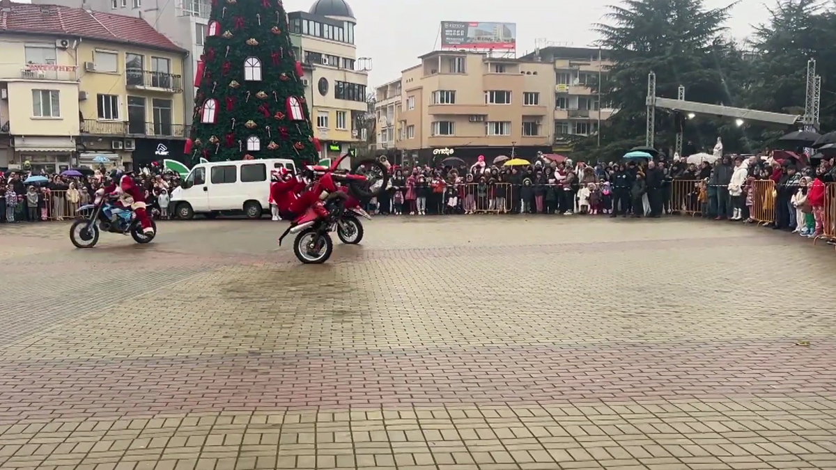 300 мотористи раздадоха 1000 подаръка в центъра на градаБлизо 300