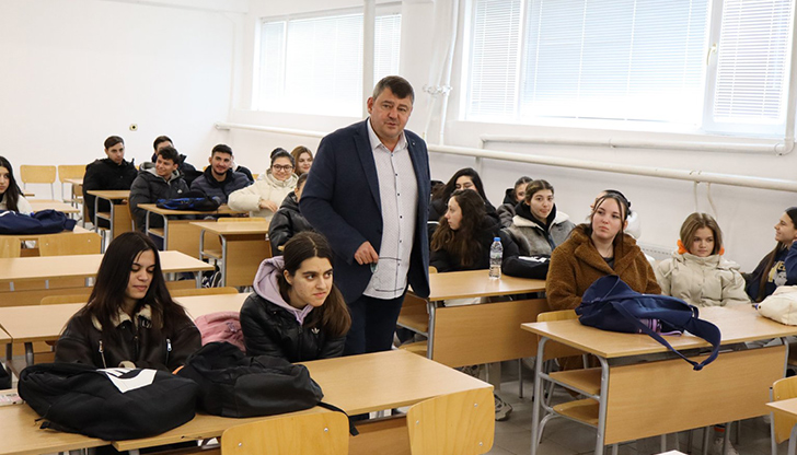 Магистрати от Разград влязоха в ролята на учители по правна