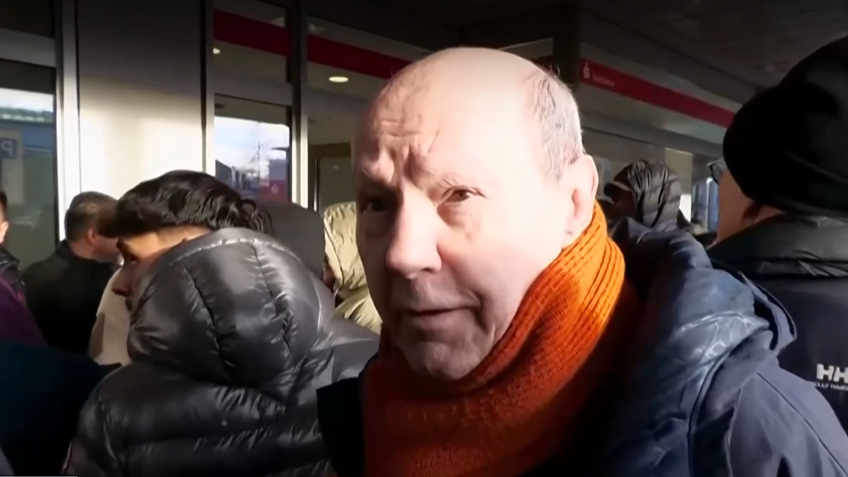 Опашка от разгневени клиенти се изви пред банкатаСтотици разгневени граждани