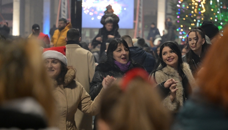 Актьори от Кукления театър ще водят празничната програма на площада