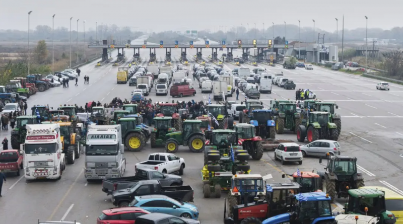 Протестът продължава пети ден, леките коли и автобусите преминават свободноГръцки