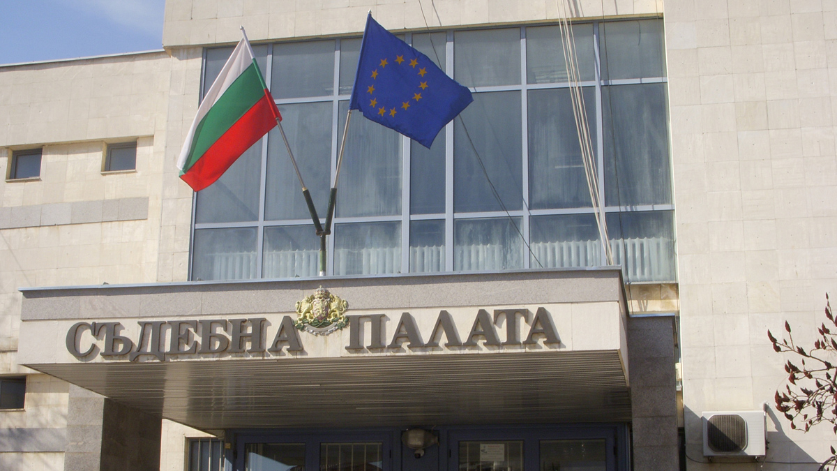 Обвиняемият е със счупена ръка след фаталния сблъсък, но съдът