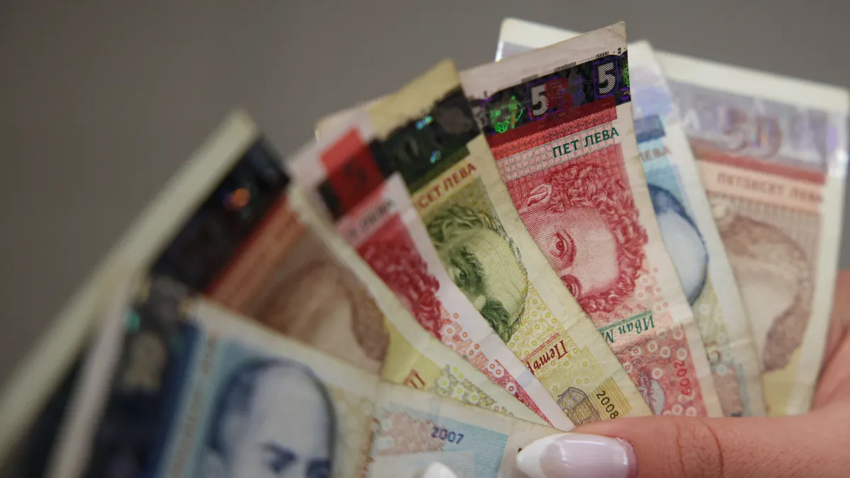 Финансовата система е под натиск от огромния обем пари в