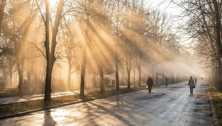 Затопляне и разкъсване на облачността очакват синоптиците преди почивните дниСлънчево