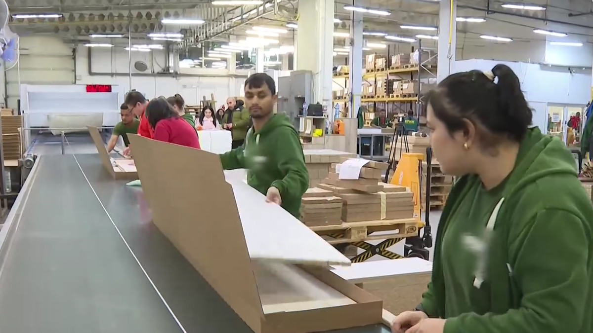 Бивш учител по биология и младежи от Азия се трудят