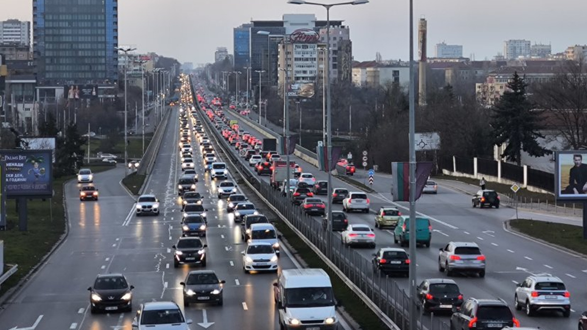 900 полицейски екипа следят за безопасността по пътищата в цялата