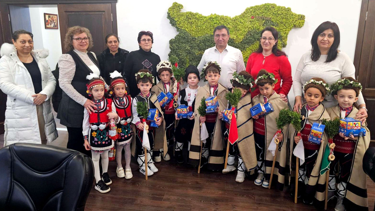 Деца от детска градина и ученици поздравиха кмета д-р Мехмед