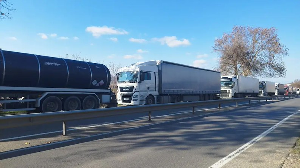 Тежкотоварният трафик е спрян за неопределено време, леките коли минават