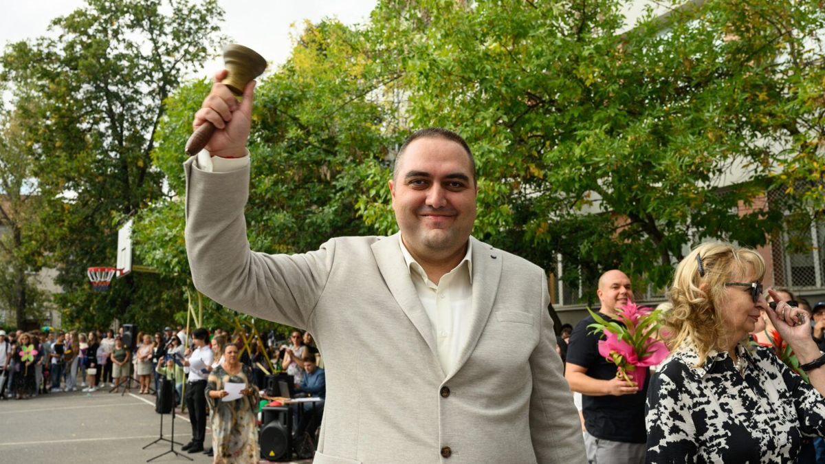 Повод за спешните законодателни мерки е освобождаването на директора на